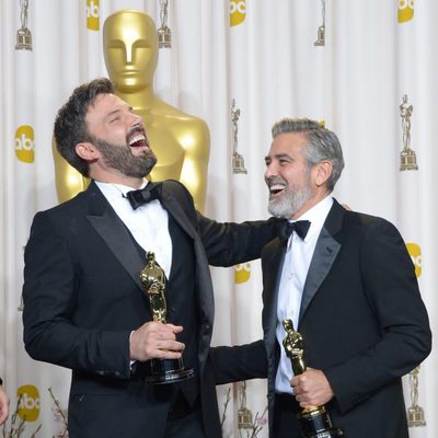 Ben Affleck y George Clooney con sus Oscar 2013