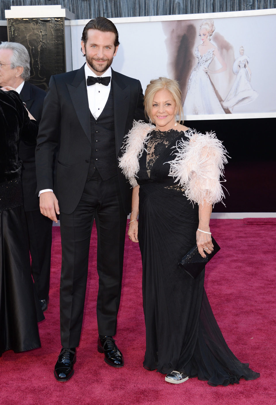 Bradley Cooper y su madre Gloria Cooper en los Oscar 2013