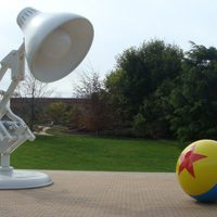 El flexo y la pelota, dos símbolos de Pixar