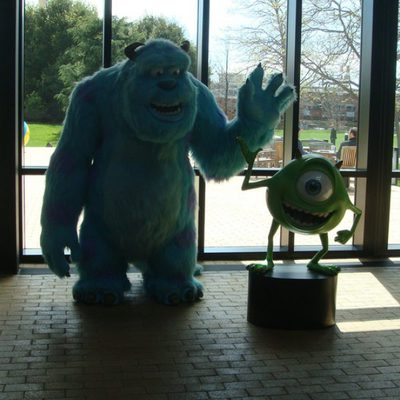 Sulley y Mike en los estudios Pixar