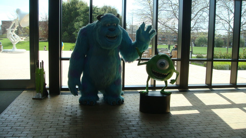 Sulley y Mike en los estudios Pixar