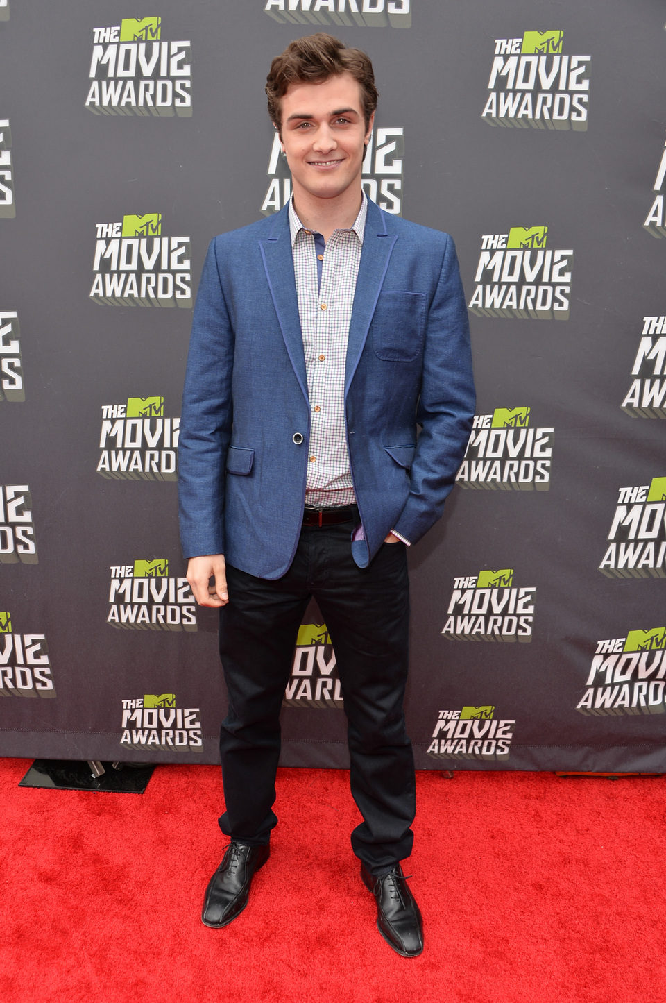 Beau Mirchoff en la alfombra roja de la entrega de los MTV Movie Awards 2013