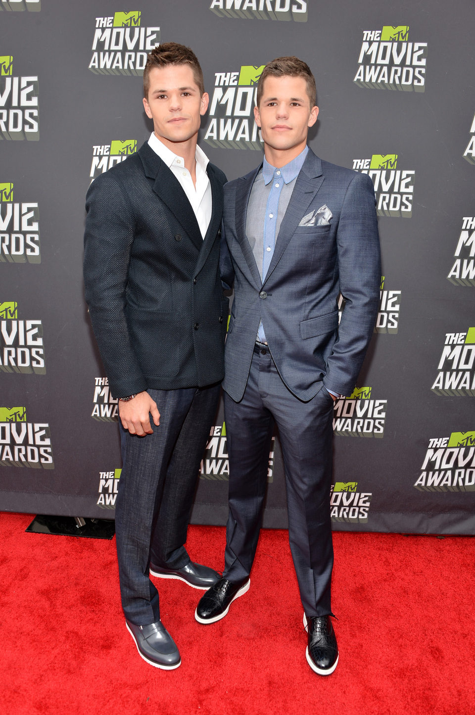 Charlie y Max Carver en la alfombra roja de la entrega de los MTV Movie Awards 2013