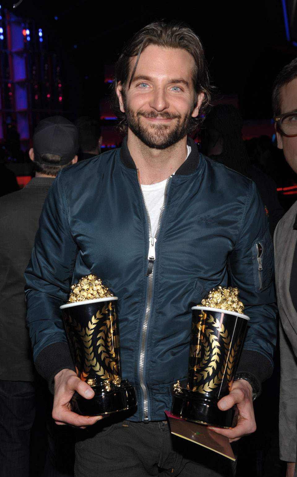 Bradley Cooper con sus premios en los MTV Movie Awards 2013