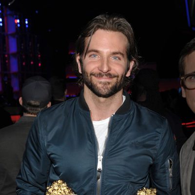 Bradley Cooper con sus premios en los MTV Movie Awards 2013