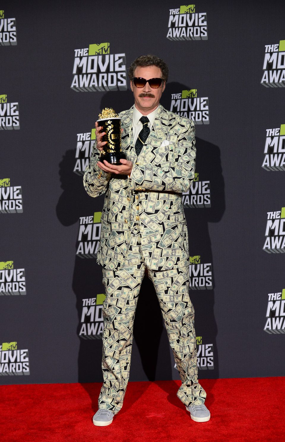 Will Ferrell con su premio en los MTV Movie Awards 2013