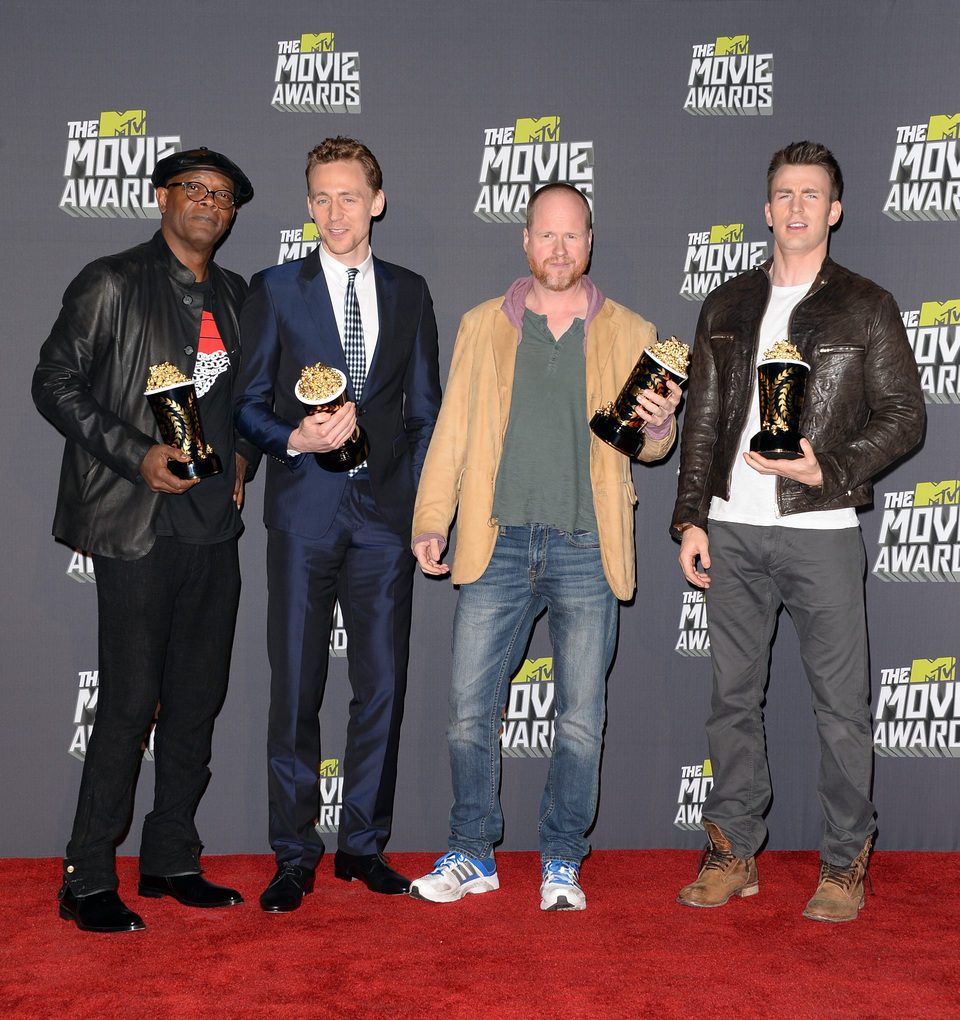 Samuel L. Jackson, Tom Hiddleston, Joss Whedon y Chris Evans con sus premios en los MTV Movie Awards 2013