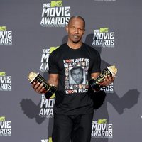 Jamie Foxx con su premio en los MTV Movie Awards 2013