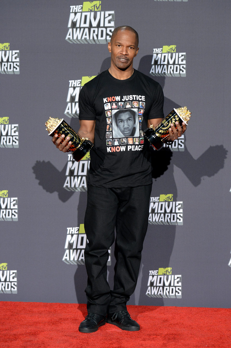 Jamie Foxx con su premio en los MTV Movie Awards 2013