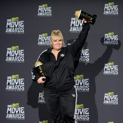 Rebel Wilson con sus premios en los MTV Movie Awards 2013