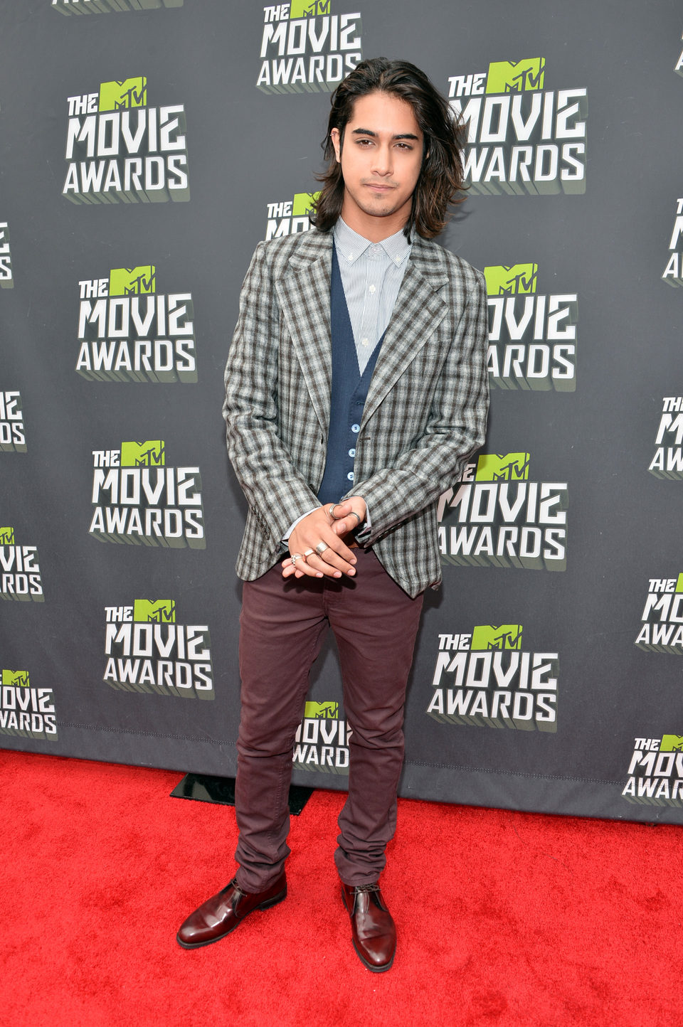 Avan Jogia en la alfombra roja de la entrega de los MTV Movie Awards 2013