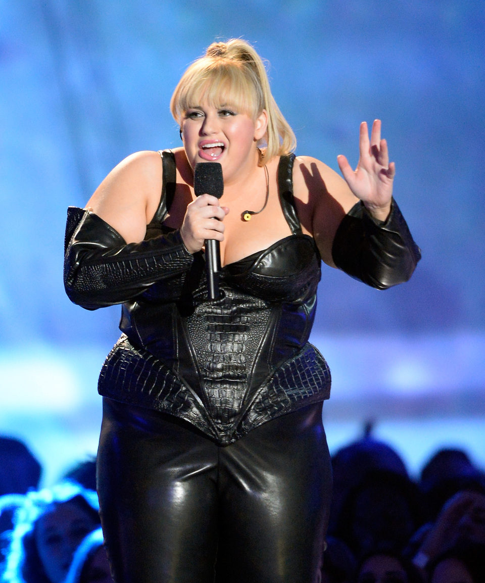 Rebel Wilson de cuero en los MTV Movie Awards 2013