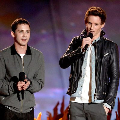 Logan Lerman y Eddie Redmayne en los MTV Movie Awards 2013