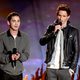 Logan Lerman y Eddie Redmayne en los MTV Movie Awards 2013