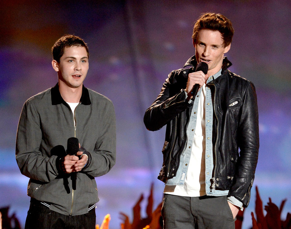 Logan Lerman y Eddie Redmayne en los MTV Movie Awards 2013