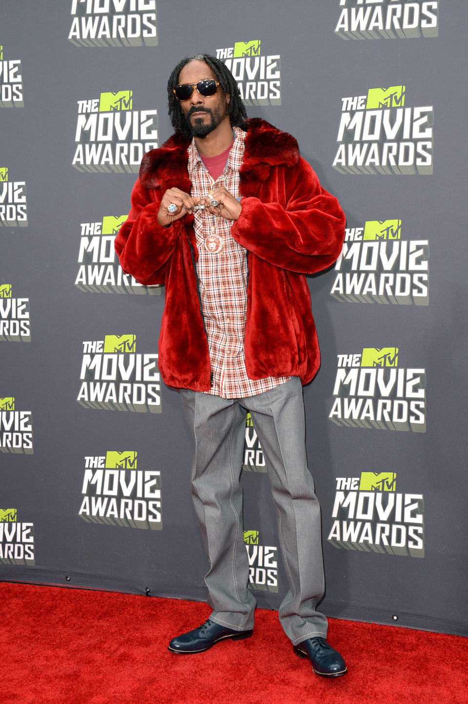 El rapero Snoop Dogg en la alfombra roja de la entrega de los MTV Movie Awards 2013