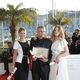 Léa Seydoux, Abdellatif Kechiche y Adèle Exarchopoulos en la clausura del Festival de Cannes 2013