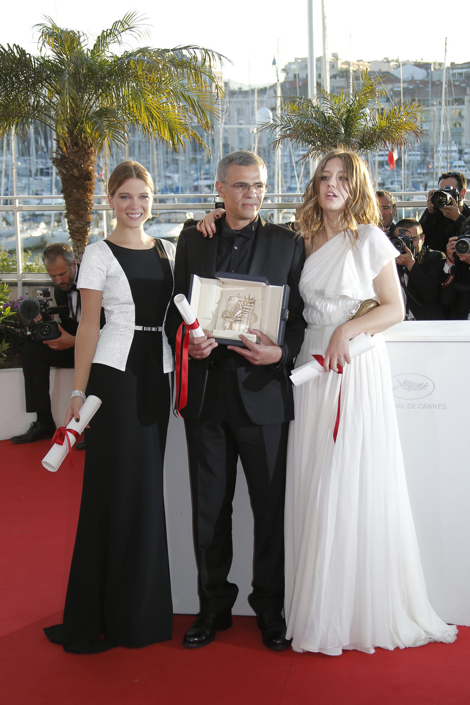 Léa Seydoux, Abdellatif Kechiche y Adèle Exarchopoulos en la clausura del Festival de Cannes 2013