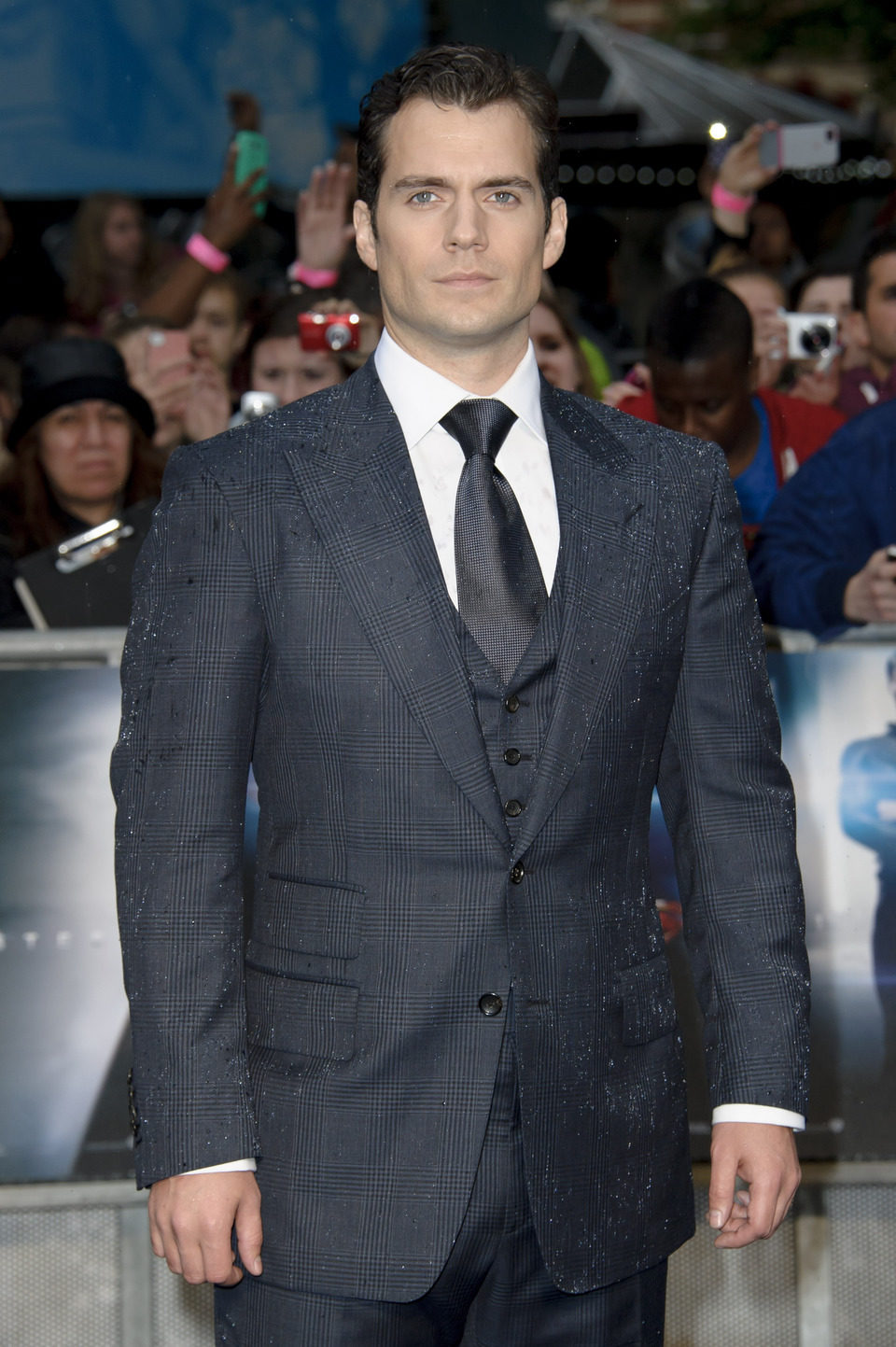 Henry Cavill posando para los fotógrafos en la premiere europea de 'El Hombre de Acero' en Londres