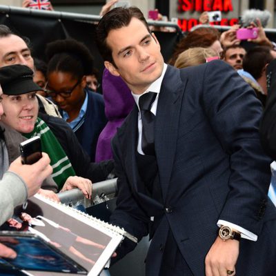 Henry Cavill atiende a los fans en la premiere europea de 'El Hombre de Acero' en Londres