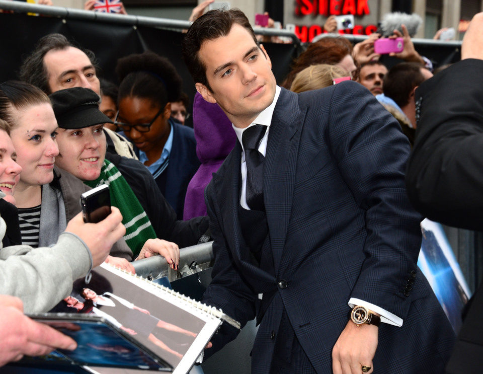 Henry Cavill atiende a los fans en la premiere europea de 'El Hombre de Acero' en Londres