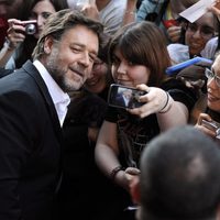 Russell Crowe atendiendo a los fans en la premiere de 'El hombre de acero' en Madrid