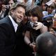 Russell Crowe atendiendo a los fans en la premiere de 'El hombre de acero' en Madrid