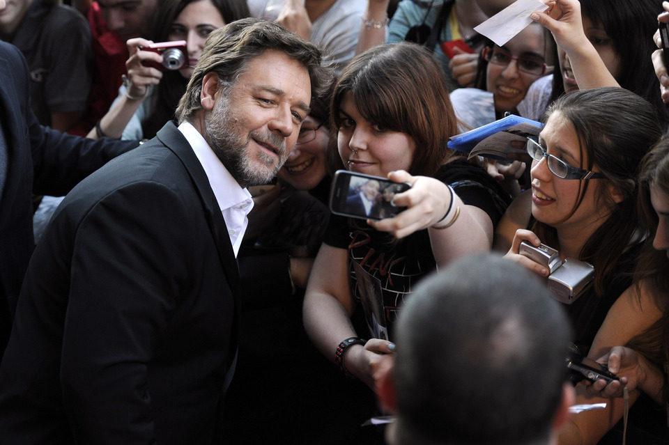 Russell Crowe atendiendo a los fans en la premiere de 'El hombre de acero' en Madrid