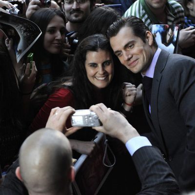 Henry Cavill atendiendo a los fans en la premiere de 'El hombre de acero' en Madrid