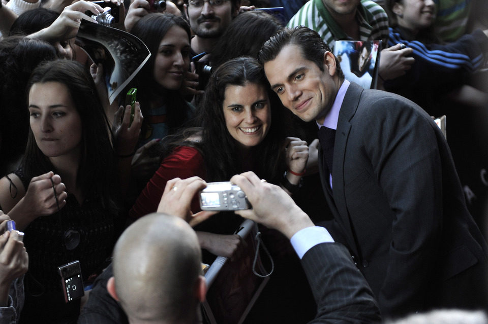 Henry Cavill atendiendo a los fans en la premiere de 'El hombre de acero' en Madrid