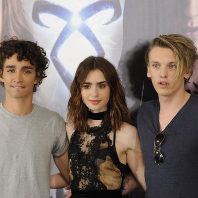 Robert Sheehan, Lily Collins y Jamie Campbell Bower en el photocall de 'Cazadores de Sombras: Ciudad de Hueso' en Madrid