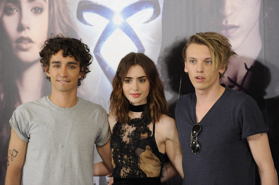 Robert Sheehan, Lily Collins y Jamie Campbell Bower en el photocall de 'Cazadores de Sombras: Ciudad de Hueso' en Madrid