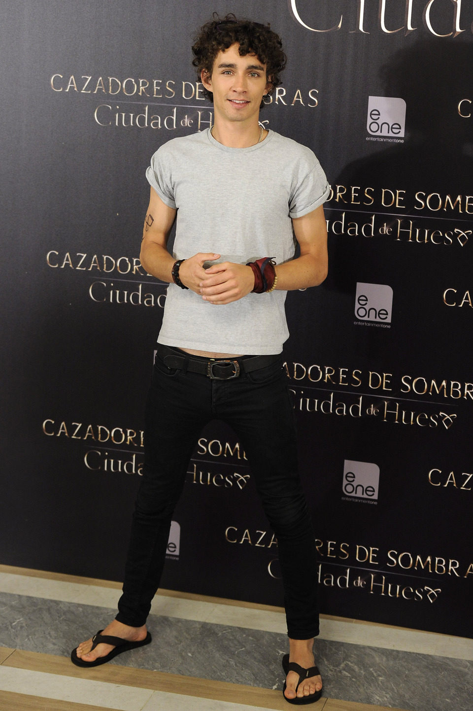 Robert Sheehan en el photocall de 'Cazadores de Sombras: Ciudad de Hueso' en Madrid