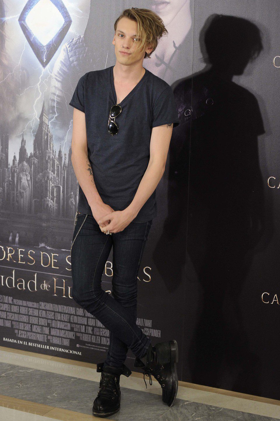 Jamie Campbell Bower en el photocall de 'Cazadores de Sombras: Ciudad de Hueso' en Madrid