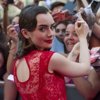 Lily Collins atiende a los fans en la premiere de 'Cazadores de Sombras: Ciudad de Hueso' en Madrid