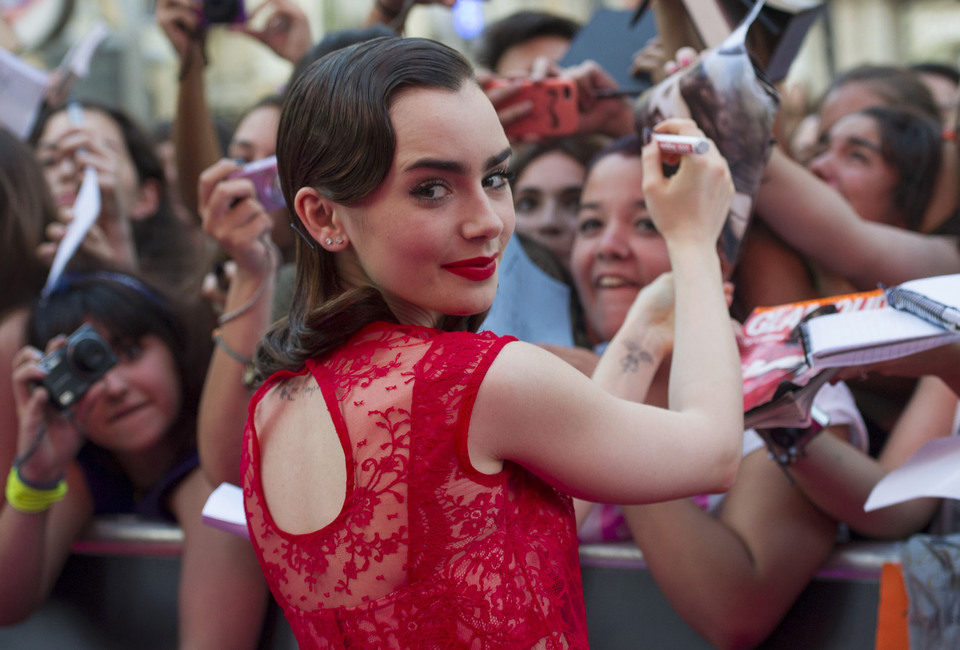 Lily Collins atiende a los fans en la premiere de 'Cazadores de Sombras: Ciudad de Hueso' en Madrid