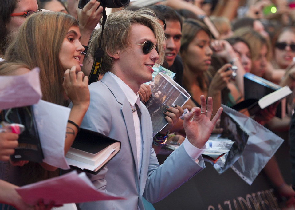 Jamie Campbell Bower atiende a los fans en la premiere de 'Cazadores de Sombras: Ciudad de Hueso' en Madrid