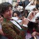 Robert Sheehan atiende a los fans en la premiere de 'Cazadores de Sombras: Ciudad de Hueso' en Madrid