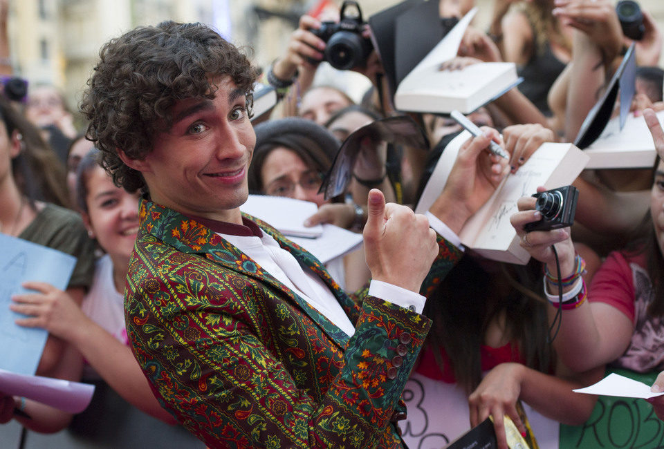 Robert Sheehan atiende a los fans en la premiere de 'Cazadores de Sombras: Ciudad de Hueso' en Madrid