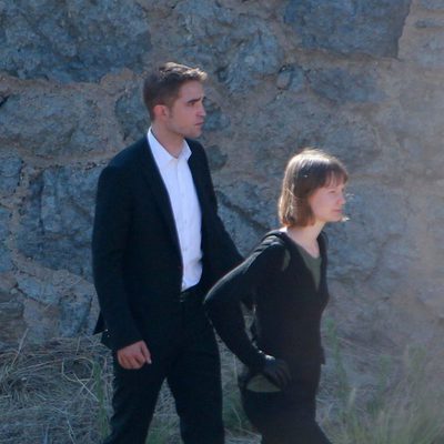 Robert Pattinson y  Mia Wasikowska grabando una escena de 'Maps to the stars'