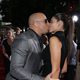 Vin Diesel y su esposa se dan un beso en la premiere mundial de 'Riddick' en Los Angeles