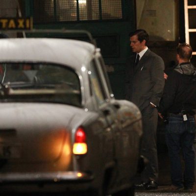 Henry Cavill junto a un coche en el rodaje de 'The Man From U.N.C.L.E.'