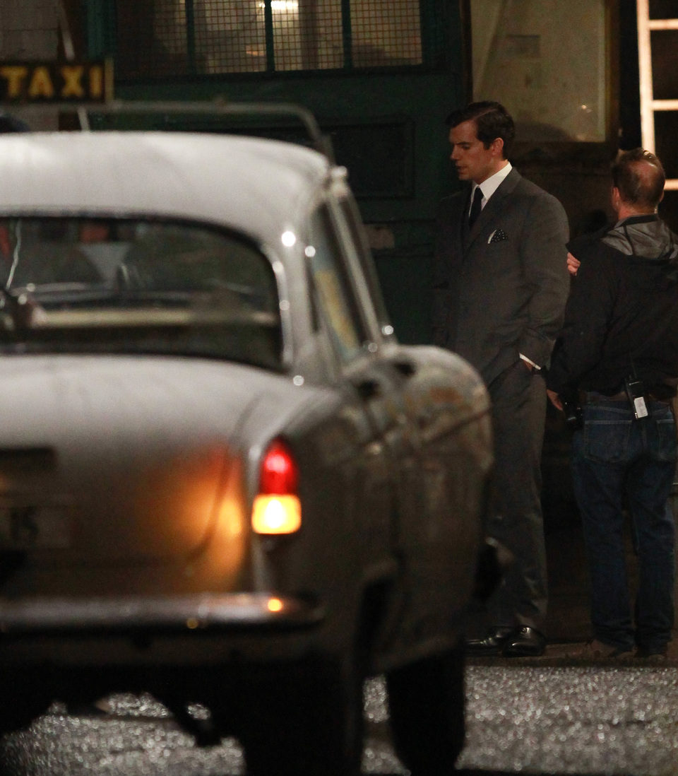 Henry Cavill junto a un coche en el rodaje de 'The Man From U.N.C.L.E.'