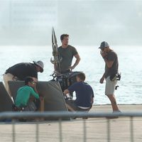 Mark Wahlberg llevando una extraña arma en el rodaje de 'Transformers 4: La era de la extinción' en Hong Kong