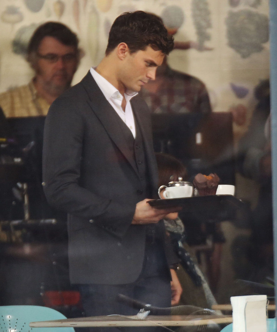 Jamie Dornan, camarero improvisado en el rodaje de 'Cincuenta sombras de Grey' en Vancouver