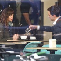 Dakota Johnson y Jamie Dornan en el rodaje de 'Cincuenta sombras de Grey' en Vancouver