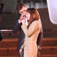 Jamie Dornan acaricia a Dakota Johnson en el rodaje de 'Cincuenta sombras de Grey' en Vancouver