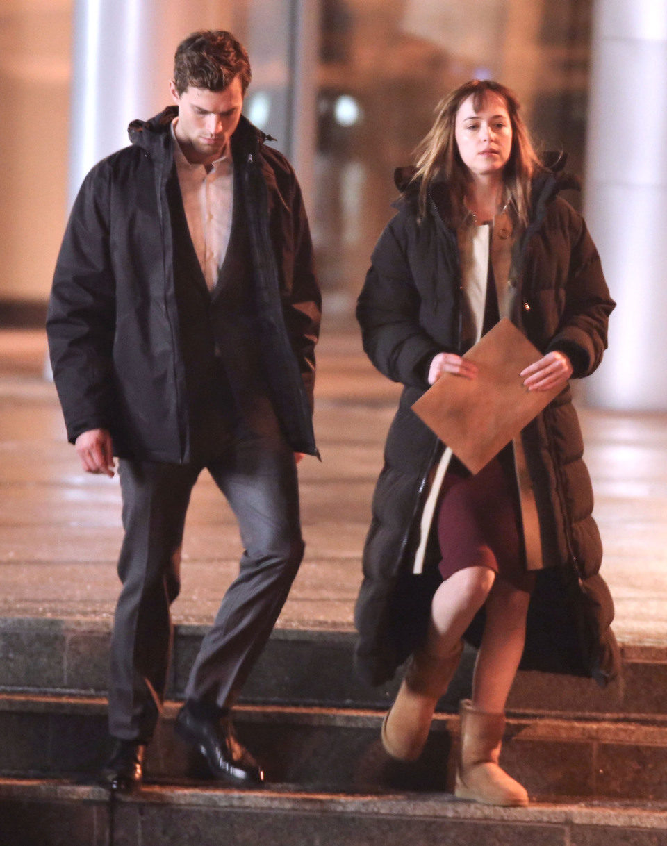 Jamie Dornan y Dakota Johnson muy abrigados en el set de rodaje de 'Cincuenta sombras de Grey' en Vancouver