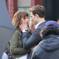 Jamie Dornan sujeta la cara de Dakota Johnson en el rodaje de 'Cincuenta sombras de Grey'