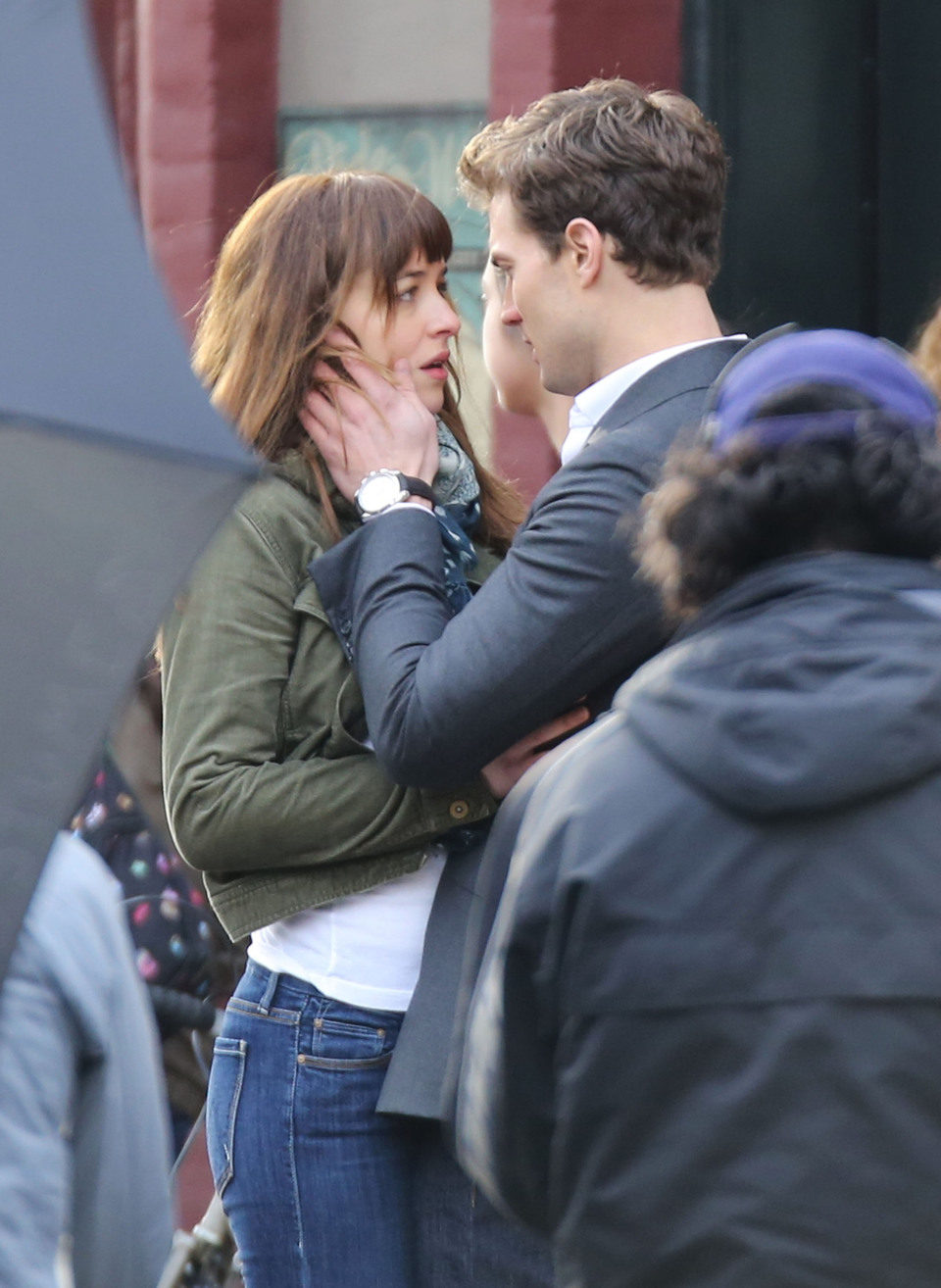 Jamie Dornan sujeta la cara de Dakota Johnson en el rodaje de 'Cincuenta sombras de Grey'